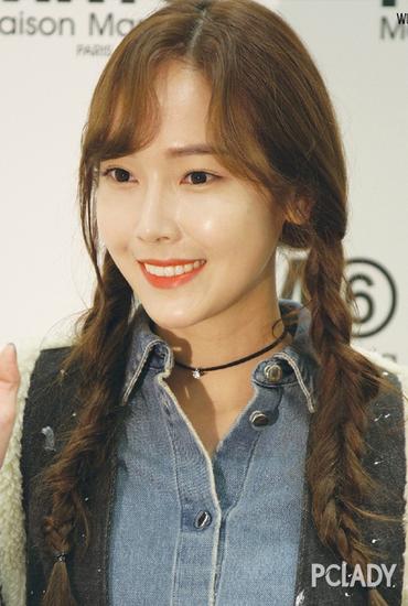 双麻花辫搭配小刘海