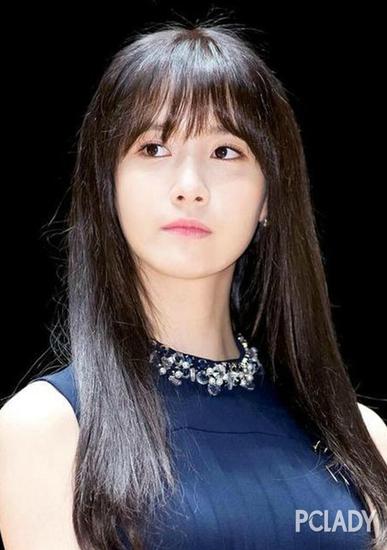 额前微卷的几束刘海