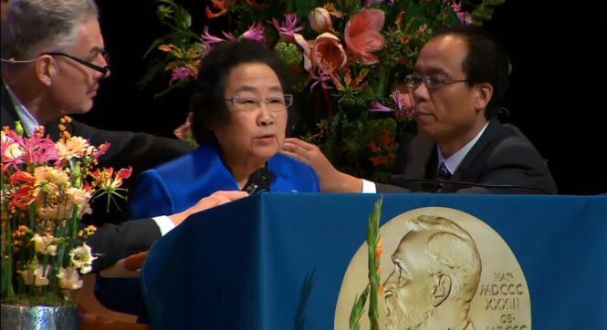 屠呦呦在诺奖获得者报告会上发表演讲