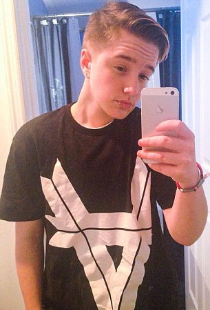 妹妹艾丽17岁，改名为Gavin。