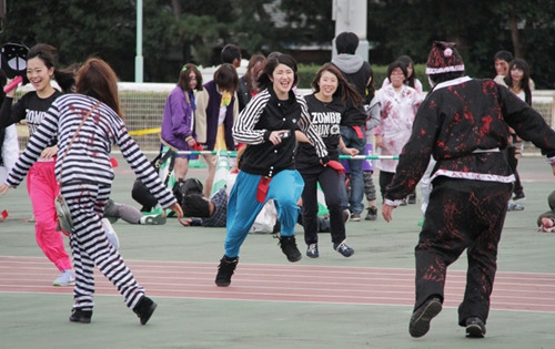 日本奇葩马拉松：选手赛跑遭恐怖僵尸围堵（图）