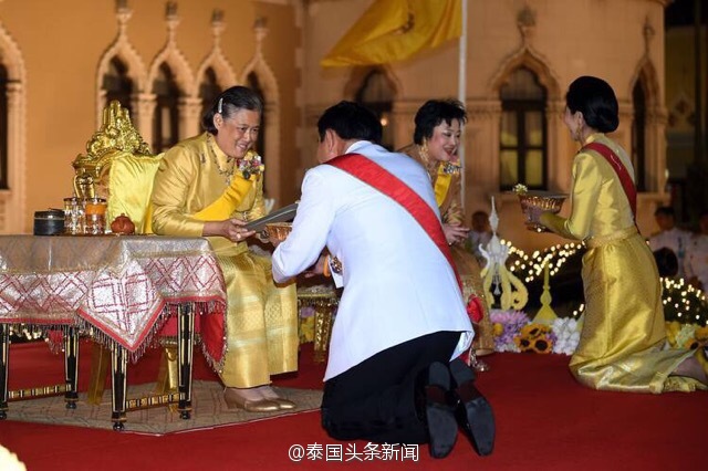 泰国诗琳通公主殿下主持游园会 总理跪坐一旁