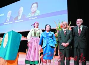 7日，2015年诺贝尔生理学或医学奖得主演讲，屠呦呦出席。