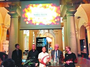 诺贝尔奖晚宴主厨Sayan Isaksson（右三）阐述晚宴餐食的设计理念。