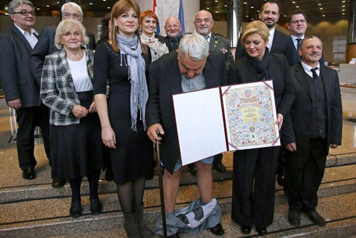 男子在与克罗地亚女总统合照时掉裤子