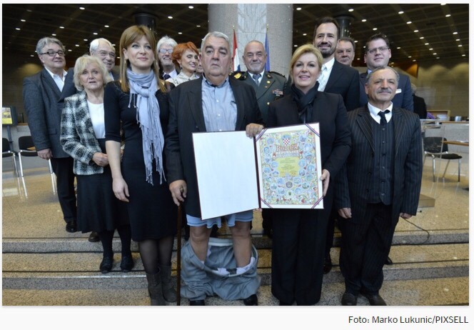 男子在与克罗地亚女总统合照时掉裤子