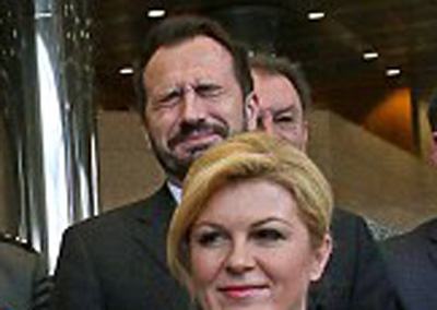 男子在与克罗地亚女总统合照时掉裤子