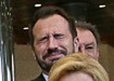 男子在与克罗地亚女总统合照时掉裤子(图)