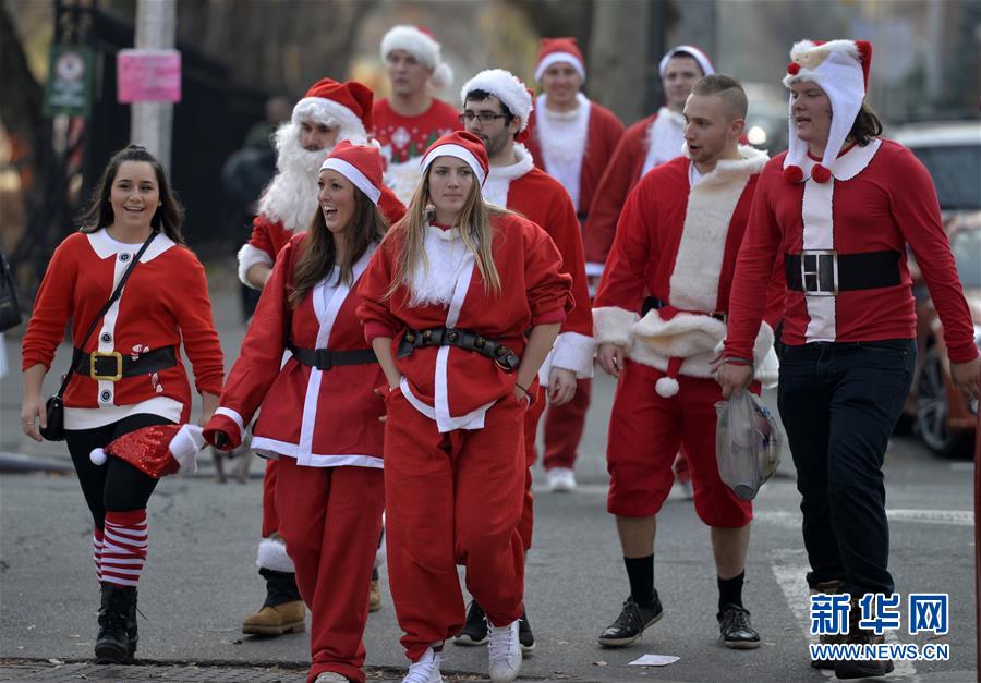 （国际）（2）纽约举行&ldquo;圣诞老人大狂欢&rdquo;