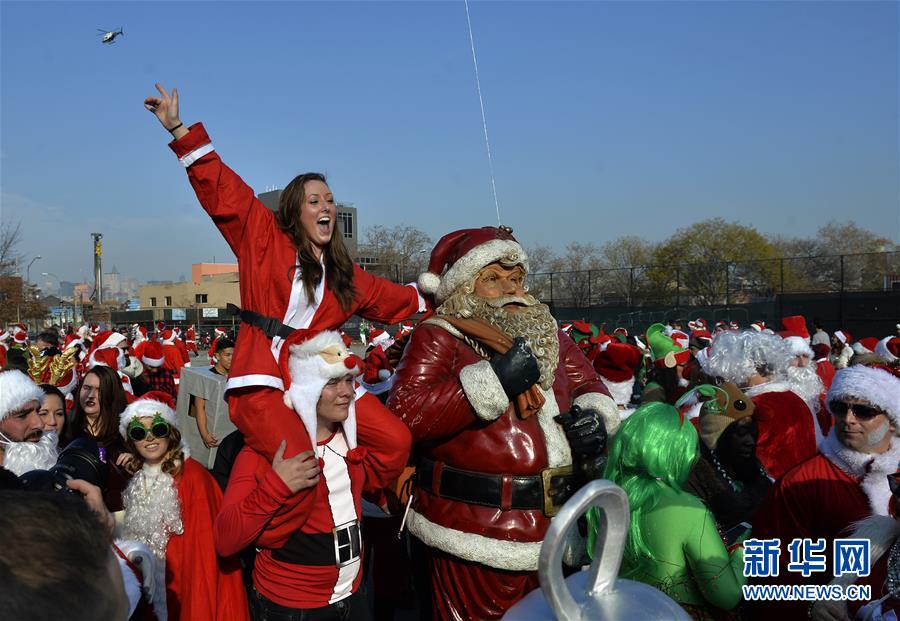 （国际）（3）纽约举行&ldquo;圣诞老人大狂欢&rdquo;