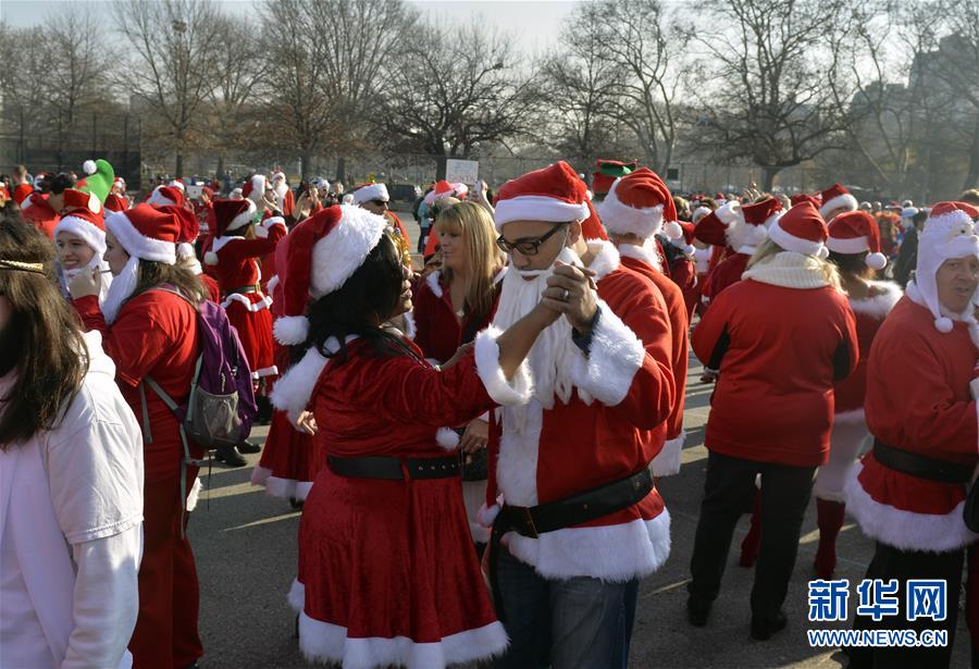 （国际）（5）纽约举行&ldquo;圣诞老人大狂欢&rdquo;