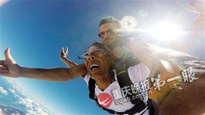 ▲顾全平在教练的帮助下从4200多米的高空跳伞庆祝金婚