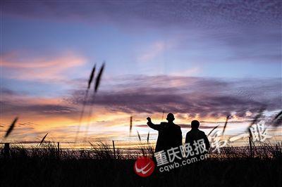 ▲顾全平夫妇在欣赏澳大利亚夕阳