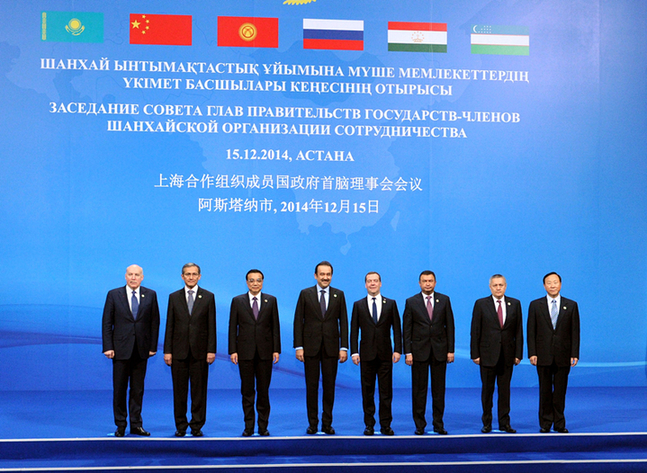 2014年12月15日，中国国务院总理李克强在阿斯塔纳出席上海合作组织成员国政府首脑理事会第十三次会议。这是与会领导人集体合影。