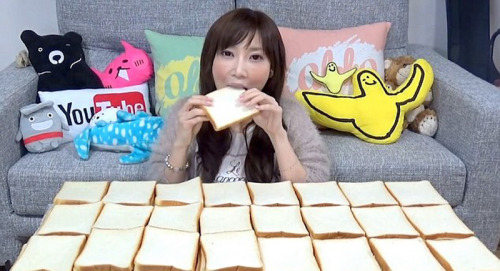 日本娇小女子挑战连吃100片面包共3.8公斤重