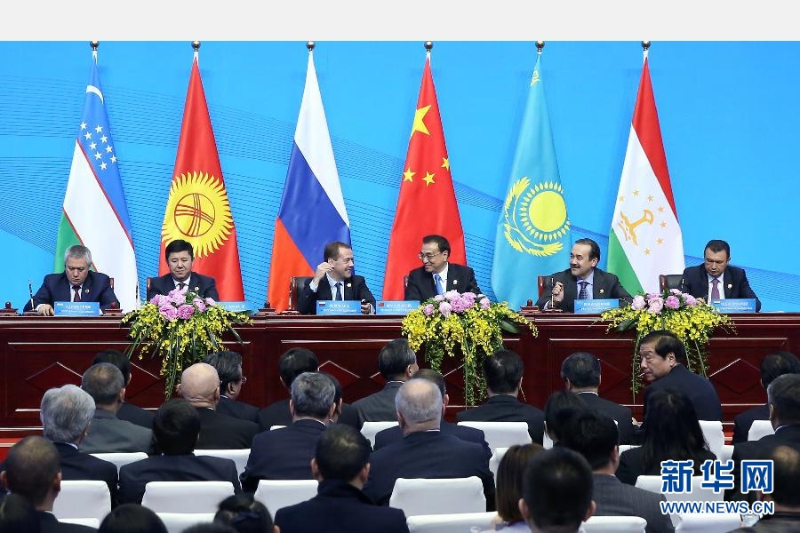 12月15日，国务院总理李克强在郑州国际会展中心主持上海合作组织成员国总理第十四次会议。这是会后，上合组织成员国领导人共同会见记者。新华社记者 庞兴雷 摄