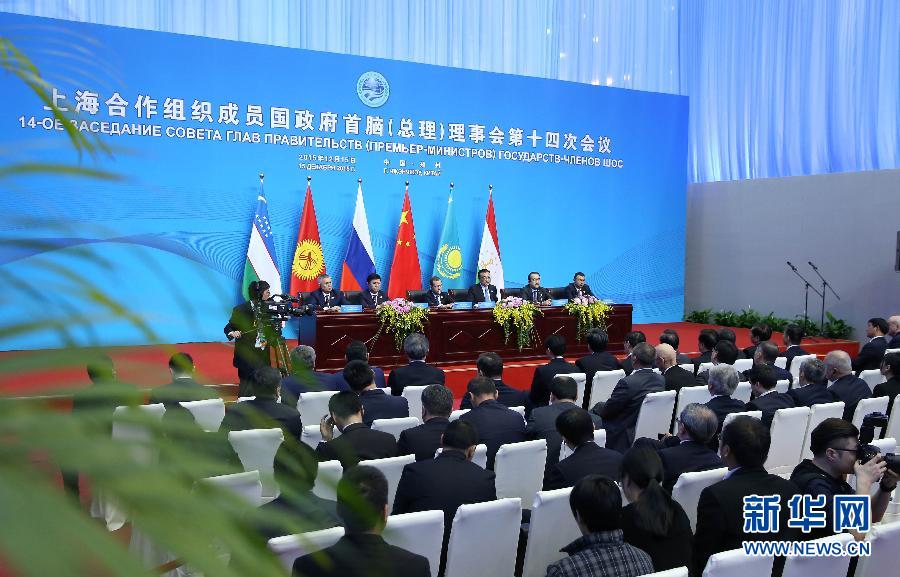 12月15日，国务院总理李克强在郑州国际会展中心主持上海合作组织成员国总理第十四次会议。这是会后，上合组织成员国领导人共同会见记者。新华社记者 庞兴雷 摄