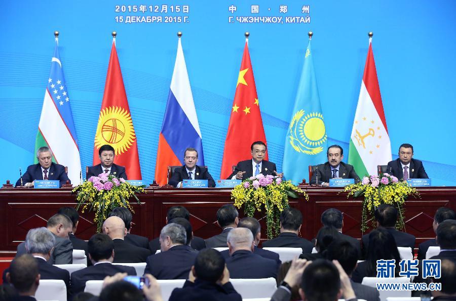 12月15日，国务院总理李克强在郑州国际会展中心与来华出席上海合作组织成员国总理第十四次会议的各国领导人共同出席联合记者会。新华社记者庞兴雷摄