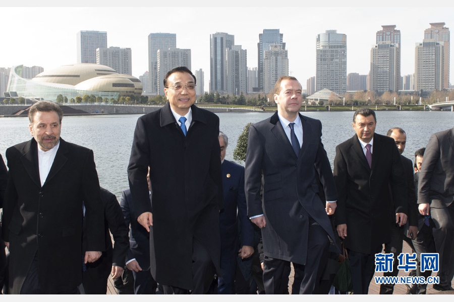 12月15日，国务院总理李克强与出席上海合作组织成员国总理第十四次会议的各国领导人共同参观郑州市郑东新区城市建设。 新华社记者 谢环驰 摄
