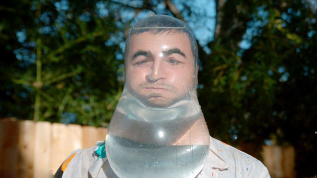 美男子拍摄&ldquo;避孕套挑战&rdquo;慢镜头称十分有趣