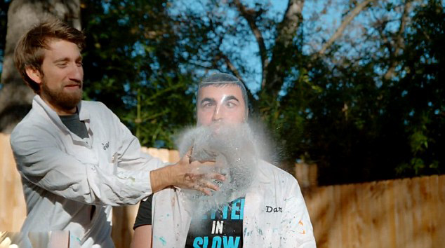 美男子拍摄&ldquo;避孕套挑战&rdquo;慢镜头称十分有趣