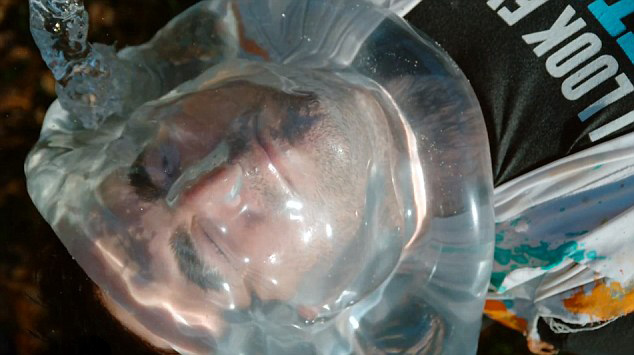 美男子拍摄&ldquo;避孕套挑战&rdquo;慢镜头称十分有趣