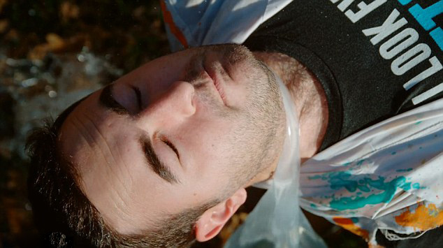 美男子拍摄&ldquo;避孕套挑战&rdquo;慢镜头称十分有趣