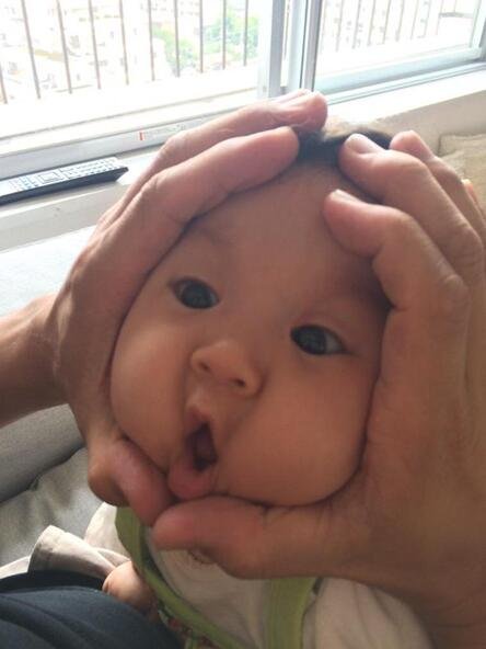 日本&ldquo;饭团娃娃&rdquo;爆红 爹妈给宝贝挤脸晒萌态