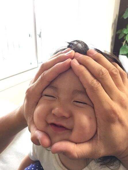 日本&ldquo;饭团娃娃&rdquo;爆红 爹妈给宝贝挤脸晒萌态