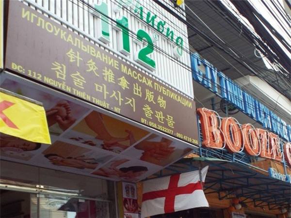 越南芽庄治理店铺中俄文广告引商家不满