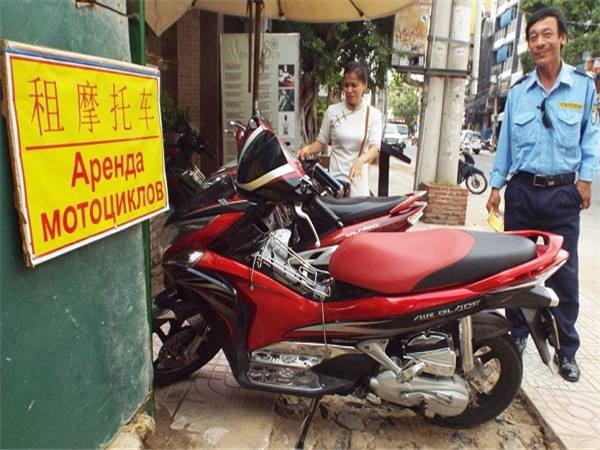 越南芽庄治理店铺中俄文广告引商家不满