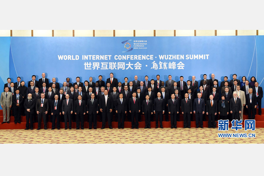 12月16日,第二届世界互联网大会在浙江省乌镇开幕。国家主席习近平出席开幕式并发表主旨演讲。这是开幕式前,习近平同与会嘉宾集体合影。新华社记者 饶爱民 摄 12月16日,第二届世界互联网大会在浙江省乌镇开幕。国家主席习近平出席开幕式并发表主旨演讲。这是开幕式前,习近平同与会嘉宾集体合影。新华社记者 饶爱民 摄