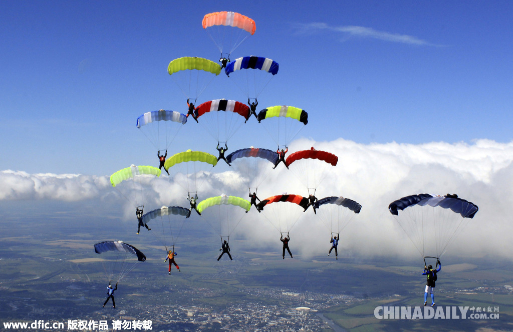 俄跳伞运动员高空组圣诞树 高技能让人惊呆