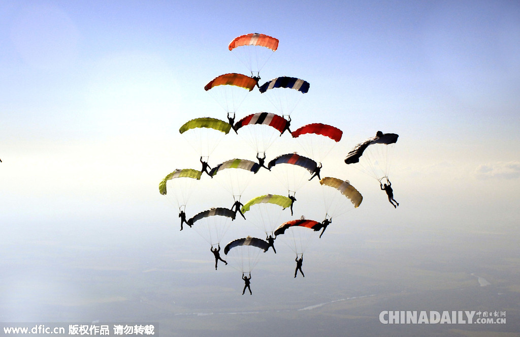 俄跳伞运动员高空组圣诞树 高技能让人惊呆