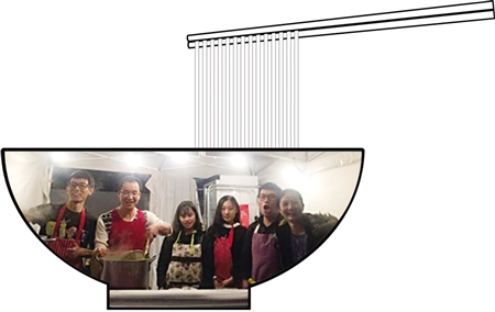 伦敦中国美食节现场，重庆留学生们免费帮周正波推广小面。