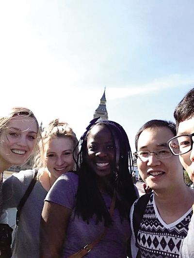 在伦敦，周正波通过小面认识了不少外国朋友。