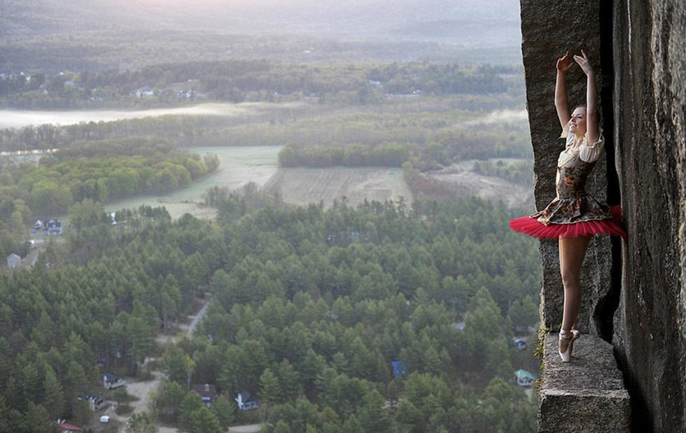 最惊险婚纱照 新婚夫妇百米绝壁上演绎浪漫