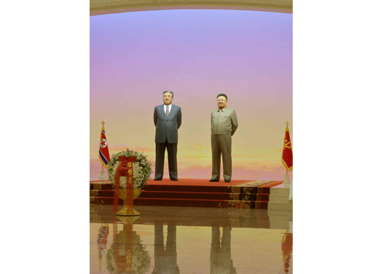 金正日逝世四周年 金正恩赴太阳宫向其立像鞠躬(组图)