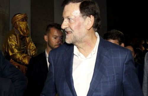 西班牙首相街头拉票遭青年挥拳脸上出现淤青