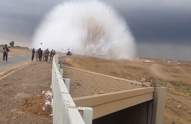 破坏力惊人：伊拉克路边汽车炸弹爆炸瞬间