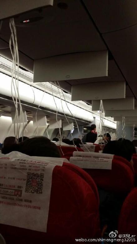 巴厘飞北京航班出现故障 氧气面罩全部释放(图)