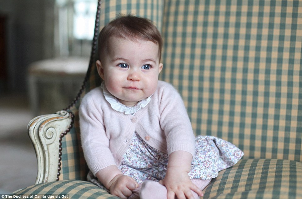 英国王室圣诞祝福:夏洛特公主全家福