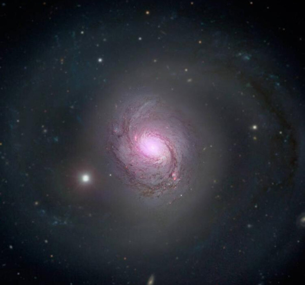NASA拍螺旋星系 超大质量黑洞藏身宇宙尘埃