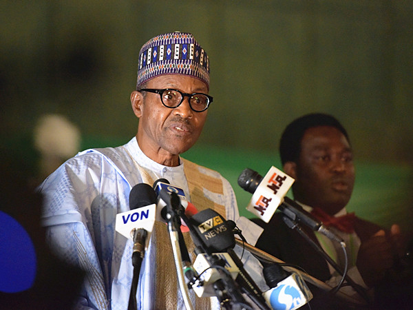 4月1日，在尼日利亚首都阿布贾，布哈里发表演说。4月1日凌晨公布的尼日利亚总统选举计票结果显示，来自主要反对党全面进步大会的总统候选人布哈里战胜人民民主党候选人、现任总统乔纳森，当选新总统。 新华社记者杨旸摄_副本