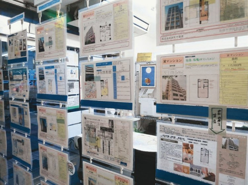 日本一家不动产公司门外粘贴租房广告。