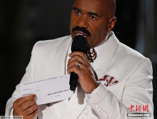 当地时间12月20日，第64届环球小姐选美当天在美国拉斯韦加斯举行，主持人哈维因为看错获奖名单，将冠军皇冠颁布给亚军小姐。最初哈维宣布本届选美比赛冠军由哥伦比亚佳丽阿雷瓦洛夺得，上届环球小姐为她戴上后冠，阿雷瓦洛带着美丽的笑容站到台前，接受观众的欢呼和祝贺，突然，哈维一脸尴尬慢慢走到阿雷瓦洛身边，宣布他犯了大错看错了得奖名单，他说：&ldquo;各位，我要道歉。哥伦比亚小姐是亚军，冠军是菲律宾小姐。&rdquo;原来本届环姐冠军应该是菲律宾佳丽渥茲巴赫 ，阿雷瓦洛被迫当众被除下后冠，由上届冠军为渥茲巴赫加冕。事后，哈维在自己的推特上发文称：&ldquo;首先，我向哥伦比亚小姐和菲律宾小姐致歉，我犯了一个巨大的错误。其次，我向...