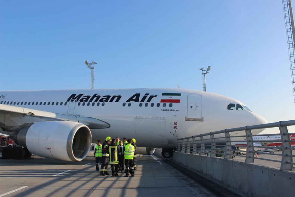 伊朗客机降落时撞上机场护栏压垮巴士