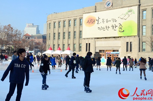 市民尽享冬日欢乐时光（拍摄：夏雪）