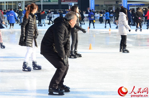 滑冰的老爷爷（拍摄：夏雪）