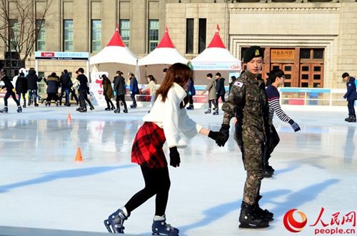 滑冰的情侣（拍摄：夏雪）
